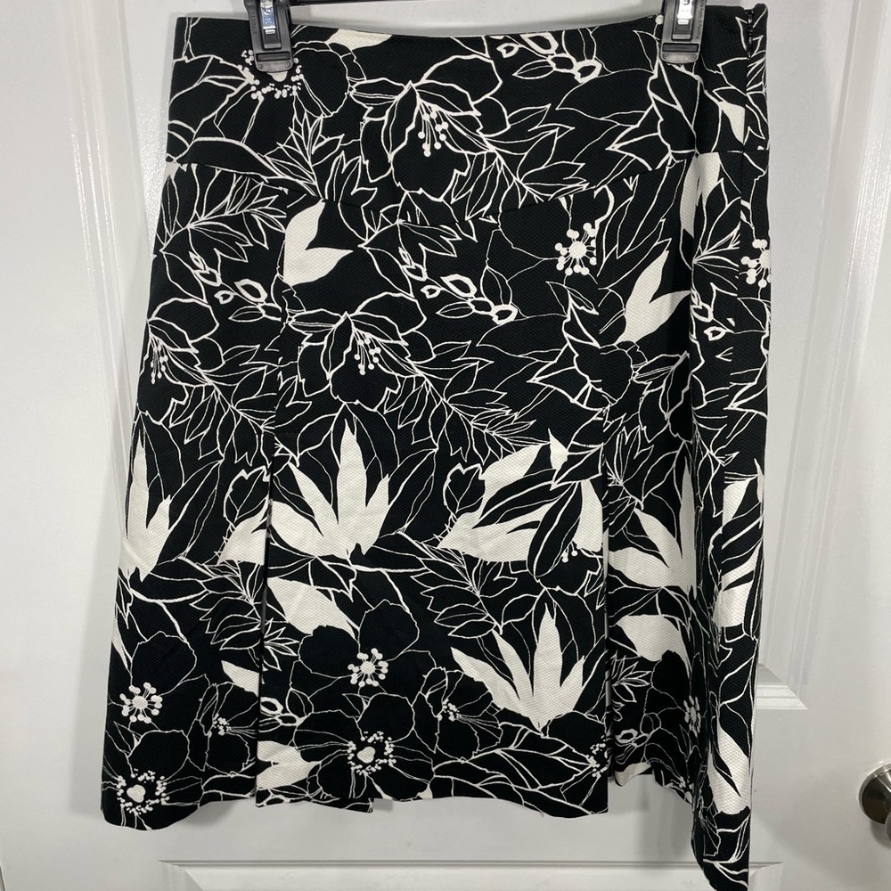 East 5th Black and White Floral A-Line Skirt Size 10 CB-BB